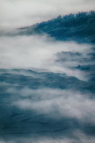 山间云雾缭绕美景图片