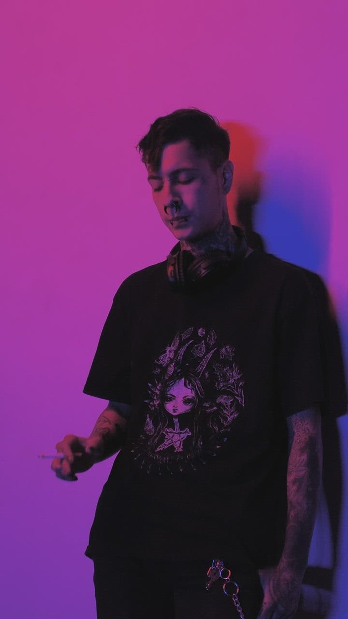 有纹身抽烟的时髦男人