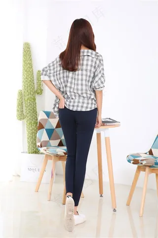 打底黑裤女模特背影特写样片