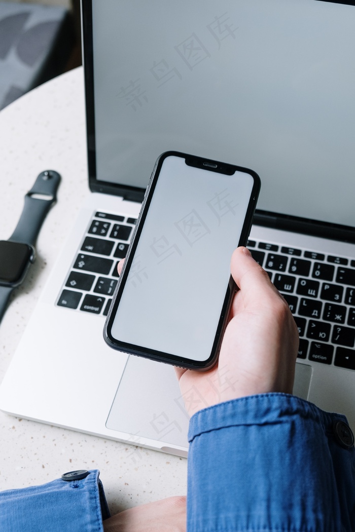 手拿手机图片