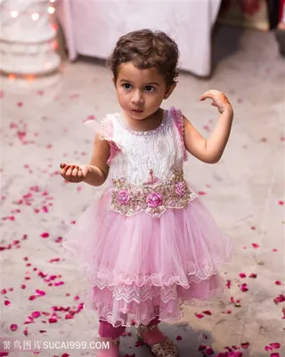 宴会上可爱漂亮宝宝