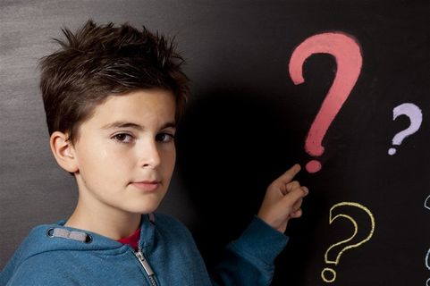 正在思考的外国小帅哥高清摄影