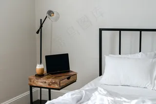 卧室铁架床铺床头柜图片