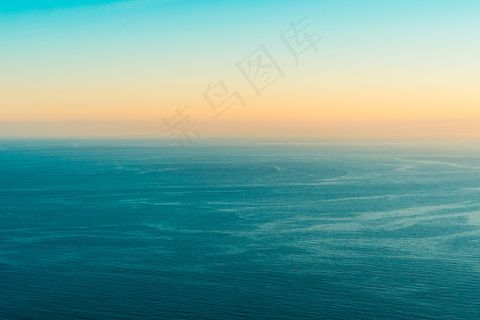 蓝色静谧大海图片
