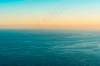蓝色静谧大海图片