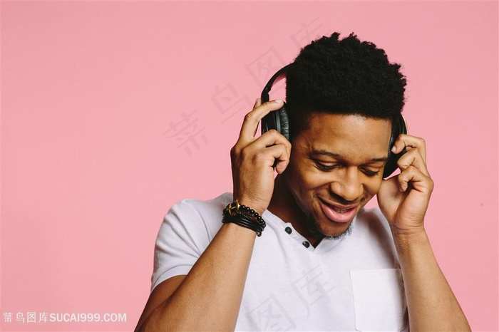 开心享受音乐的人物高清图片