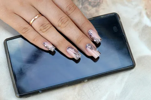 花纹镶钻美甲图片 花纹镶钻美甲图片