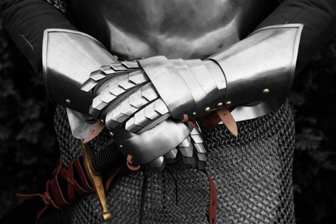 西欧骑士金属手部特写