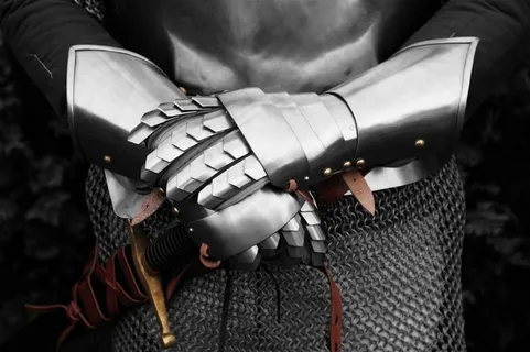 西欧骑士金属手部特写