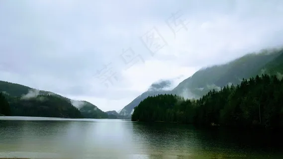 绿色湖泊风光高清图片 绿色湖泊风光高清图片