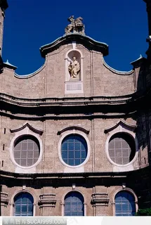 古堡顶上的雕塑和圆形窗户