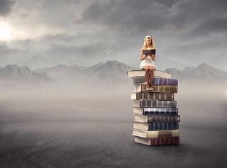 坐在书本上的美女