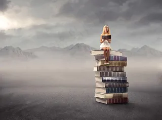 坐在书本上的美女