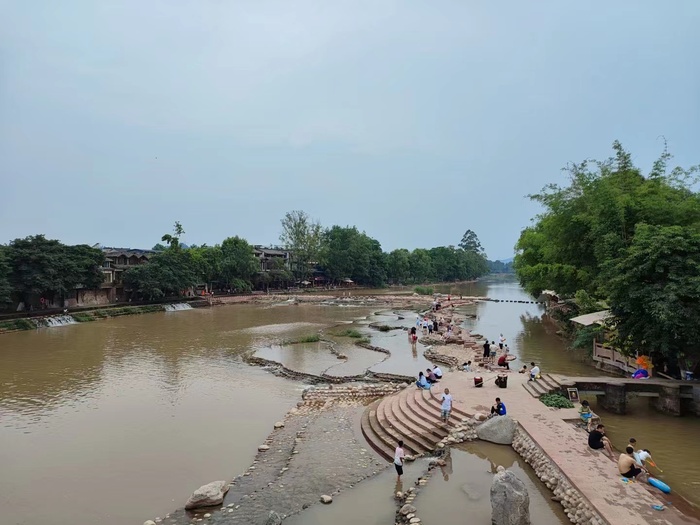 蓝天下的旅游风景图