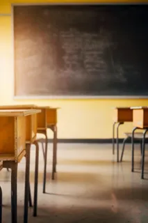 教室课桌光点摄影图