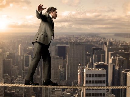 走钢丝的商务人士