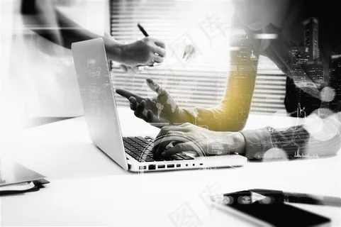 灰色背景下手放在电脑上