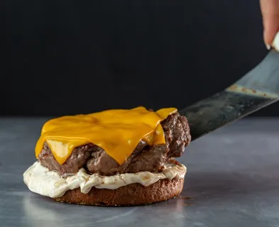 黄色美味汉堡摄影素材