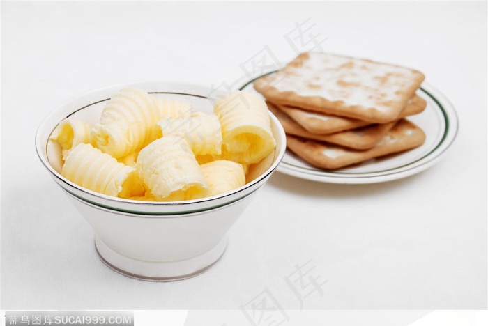 一碗黄油奶酪和一盘饼干