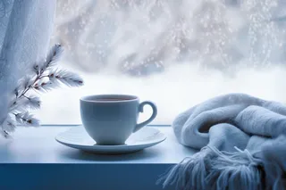 冬季静物热咖啡毛巾在窗台和窗外的雪景摄影图