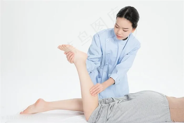 技师给美女按摩脚局部