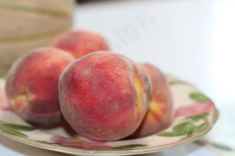 成熟新鲜毛桃图片