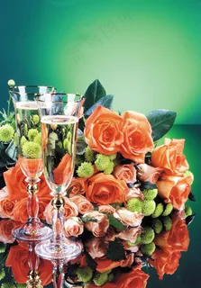 酒水布局-鲜花与高脚杯中的美酒