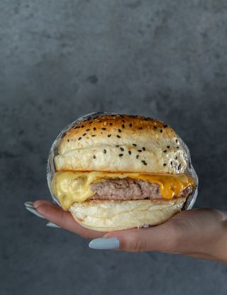 黄色美味汉堡摄影素材