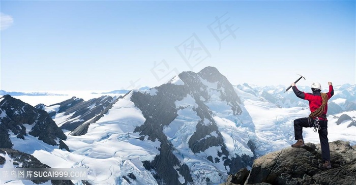 站在雪山顶的男人高清图片