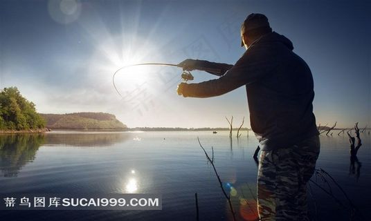 在湖边钓鱼的男士