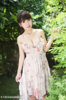 森林中的清纯女生写真