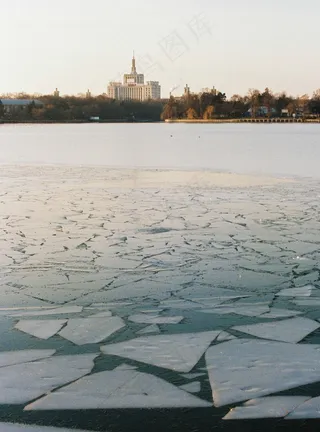 湖面浮冰图片