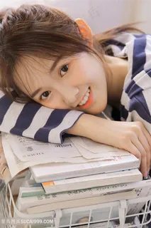 趴在书本上的清纯女生图片