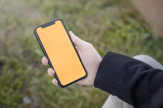 右手手持苹果手机场景图展示样机