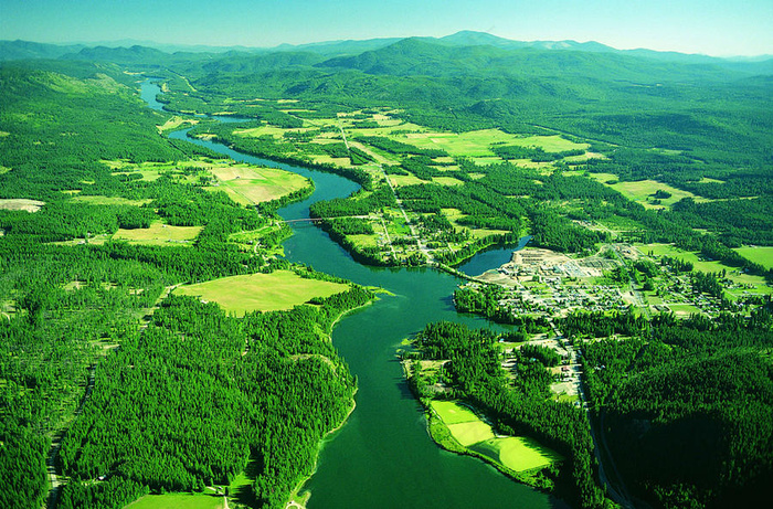 陆地旷野天空中的河流绿地山水风景图片