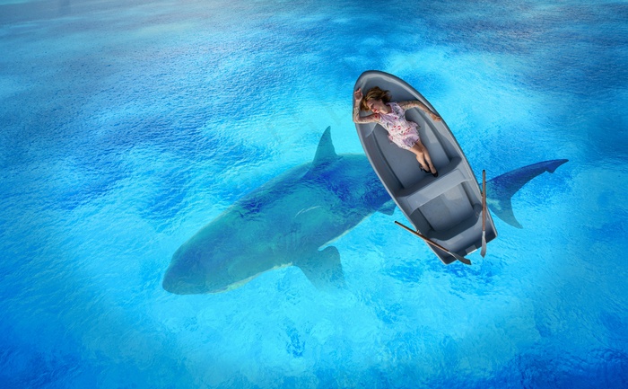 海上泛舟美女意境摄影图片