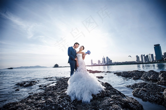 时尚恋人婚纱青岛外拍写真大图