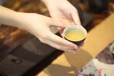 双手奉茶茶道图片