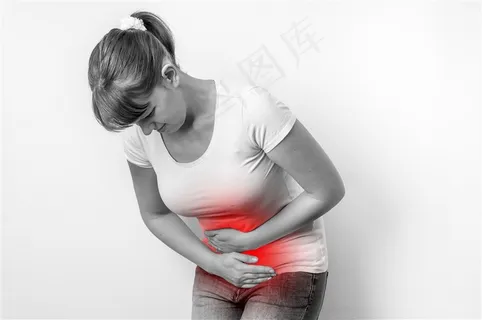 弯着腰双手捂着小腹的女士高清图片