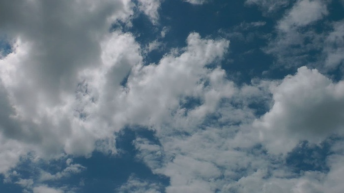 云在晴朗的天空中飞翔