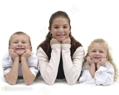 手托下巴的三个儿童