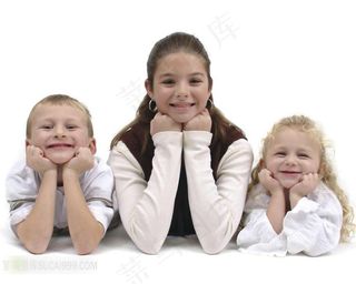 手托下巴的三个儿童