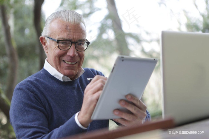 工作中的老人图片