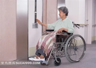 住院生活 坐着轮椅上的老年人按电梯