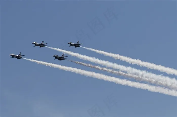 4架在表演的战斗机