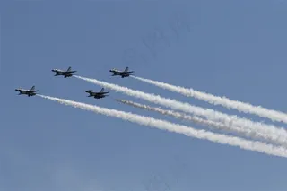 4架在表演的战斗机