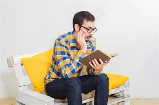 看书的眼镜男人