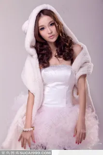 披着毛绒背心的卷发美女晚礼服写真