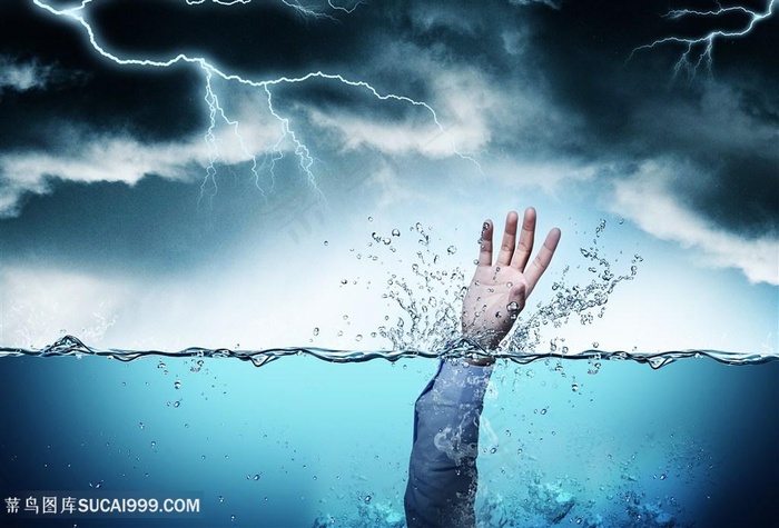 在水里挣扎求救手