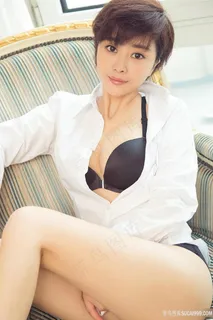 坐在沙发上的高清短发美女图片方圆